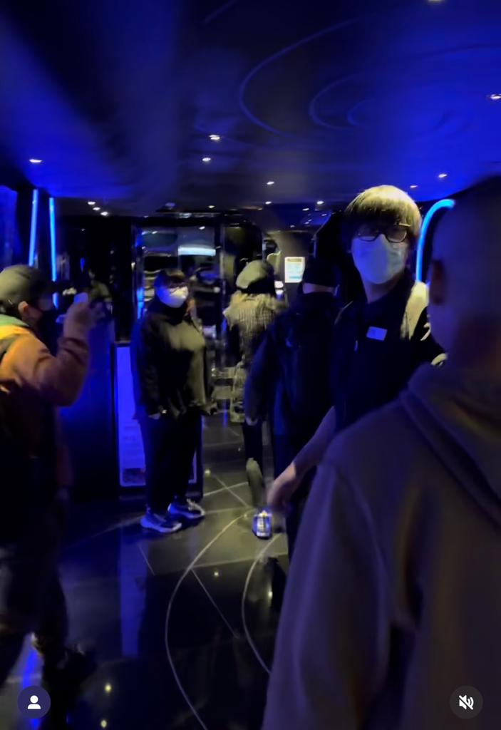 光頭男離遠爆粗指罵張婉婷。